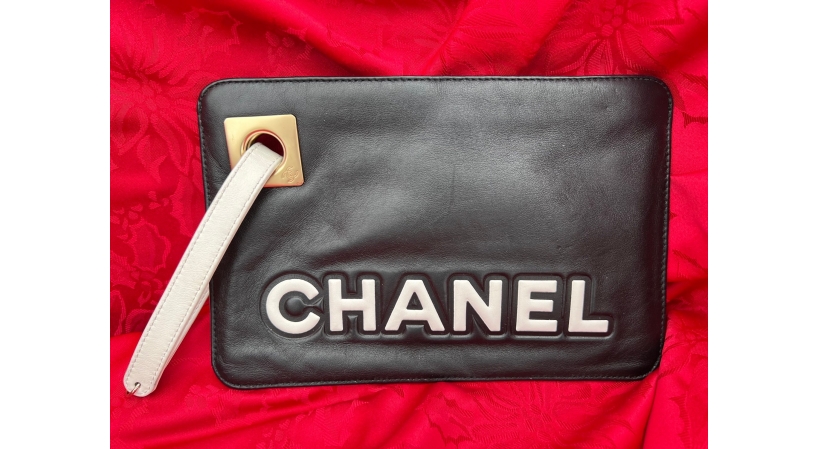 Chanel - Authenticated 31 Handbag - Leather Red Plain for Women, Very Good Condition