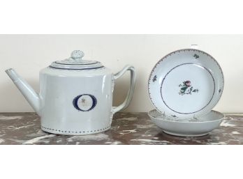 ANTIQUE CHINESE EXPORT TEAPOT & (2) SMALL PLATES