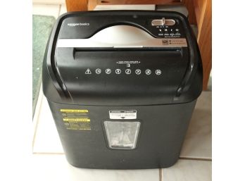 AMAZON BASICS PAPER SHREDDER