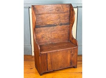 (19th C) DIMINUTIVE SETTLE W STORAGE