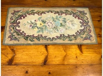 HOOKED AREA RUG w CENTER FLORAL DECORATION