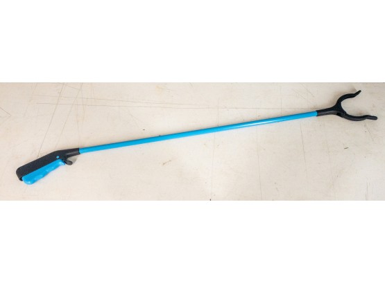 Durable 32-Inch Extended Reach Grabber Tool With Ergonomic Handle